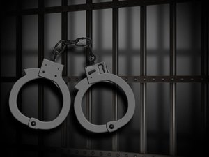 En semi-liberté, il s'introduit chez une octogénaire pour lui fouiller son sac à main et termine en prison