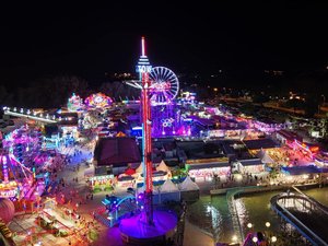 VIDÉO. La foudre provoque une panne électrique, ils restent bloqués sur des manèges jusqu'à 70 mètres de haut