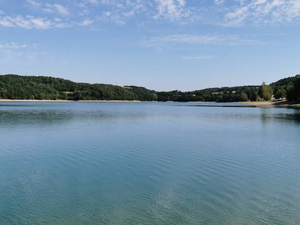 Ils font du paddle au milieu d'un lac et se retrouvent coincés par un violent orage de grêle, on tente de leur porter secours en pédalo