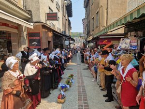 Avec 1 916 danseurs pour le brise-pieds, le record du monde échappe encore à cette commune de l'Aveyron