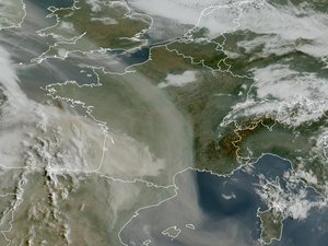 VIDÉOS. Un ciel voilé en France : pas de nuages, mais les fumées des incendies en Espagne et au Portugal
