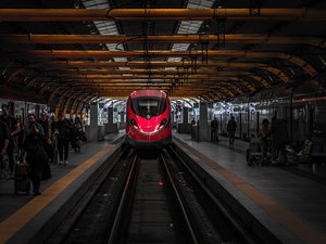 Le souffle d'un TGV projette en arrière un homme en état d'ivresse qui s'était assis sur le bord du quai d'une gare, le drame évité