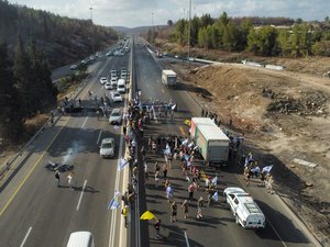 Guerre au Proche-Orient : manifestations, grève, blocages, cessez-le-feu, des milliers d'Israéliens défient Netanyahu