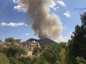 Dernier jour de canicule : un puissant incendie éclate dans le Var, au moins 65 hectares de brûlés