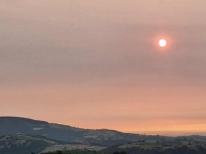 "Soleil rouge, ciel rosé" ou orangé : en Aveyron comme ailleurs, les incendies en Espagne et au Portugal bouleversent le ciel