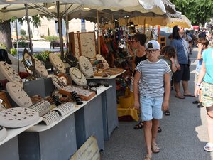 Ici pas de fruits et légumes de saison, ce marché de l'Aveyron est dédié à l'art et au beau savoir-faire