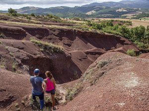 Votre été en Aveyron : n'attendez plus pour découvrir le Rougier, le Colorado de l'Aveyron à travers un voyage sensoriel teinté de patrimoine, gourmandises et créations insolites