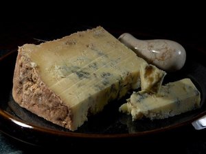 Encéphalite à tiques : pourquoi les produits au lait cru représentent-ils un risque de transmission de cette maladie qui inquiète de plus en plus les autorités ?