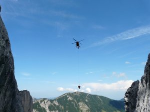 Des marcheurs témoins d'un éboulement, un vététiste chute sur la tête et un randonneur glisse de plusieurs mètres, les secouristes ont multiplié les sauvetages en montagne