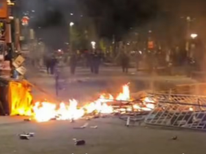 Barricades, vitrines brisées, incendies : la première nuit du festival de théâtre de rue d'Aurillac finit en violences urbaines