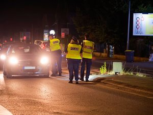 Il refuse d'obtempérer sous les yeux du préfet venu superviser le contrôle routier et parvient à s'enfuir après une course-poursuite à 200 km/h
