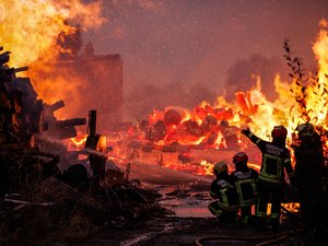 Incendies géants au Portugal : une quatrième victime brûlée en combattant les flammes