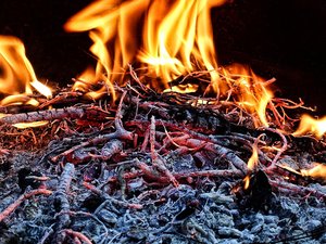 Des fusées, un papier volant en feu, un arbre pyromane, une pelouse chez les nudistes : des incendies insolites dans ce village du Lot-et-Garonne