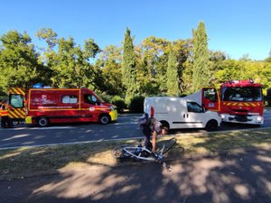 Collision entre un vélo et une voiture en Aveyron : un cycliste entre la vie et la mort transporté par hélicoptère à l'hôpital