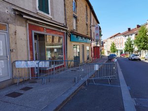 Immeuble menacé d'effondrement à Decazeville : le bâtiment va être déconstruit, la rue change de sens de circulation pendant les travaux