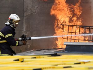 En pleine séparation avec sa compagne, il met le feu au gîte de sa belle-famille et se retranche sur le balcon des voisins