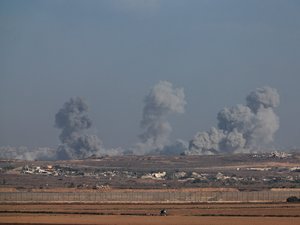 Guerre à Gaza : Emmanuel Macron exhorte Benjamin Netanyahu de cesser la 