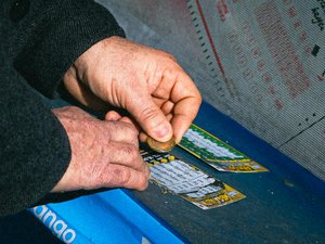 Le champion du jour : l'employé de bureau de tabac vole pour 126 000 euros de tickets à gratter et ne remporte aucun gain