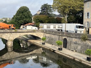 A la sortie d'un pont, le camion et sa caravane se coincent dans le virage : le centre de ce village de l'Aveyron temporairement paralysé