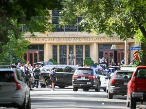 Fusillade lors d'une messe dans une école catholique aux États-Unis : deux enfants ont été tués, au moins 14 blessés