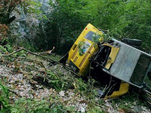 Il chute dans un ravin à bord de sa mini-pelle : le conducteur doit la vie au fait d'avoir été éjecté de l'engin