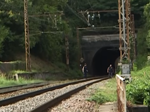Elles fuguent dans la nuit et sont retrouvées sans vie dans le tunnel d'une voie ferrée, percutées par un train qui a continué sa route