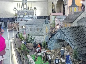 Plus de 200 santons, des automates, de la vaisselle miniature dès la rentrée scolaire : une crèche très très précoce dans cette ville de l'Aveyron