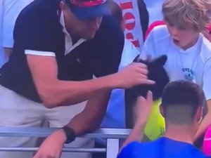 Il arrache des mains d'un enfant la casquette offerte par le tennisman Kamil Majchrzak : qui est ce millionnaire qui provoque la fureur des réseaux sociaux ?