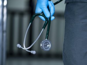 Le médecin est accusé d'avoir empoisonné au moins 30 patients, dont 12 mortellement : un procès hors norme va s'ouvrir en France