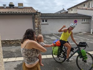De l'Aveyron à la Franche-Comté, elle parcourt 1 340 km à vélo pour retrouver ses grands-parents
