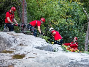 Le sexagénaire tombe lourdement d'une cascade au milieu des rocs, au fond du cirque de Navacelles