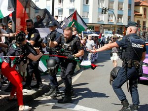 Appelée à se retirer de la Vuelta par des manifestations propalestiniennes, l'équipe Israel-Premier Tech change de maillot pour aller jusqu'à l'arrivée à Madrid