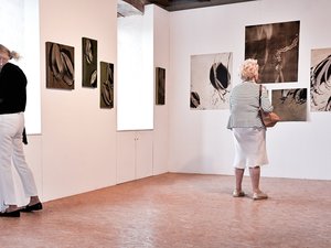 Des expositions en France et à l'étranger : à Rodez, le manoir de Saint-Félix, un écrin pour Marlène Balint
