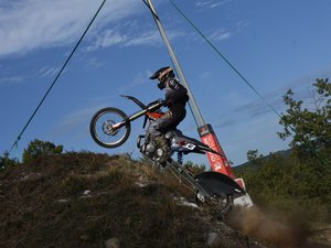 Moto : Loïc Minaudier au sommet de la montée impossible de Saint-Rome-de-Cernon