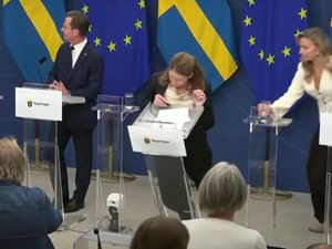 L'épouvantable premier jour de la ministre de la Santé de Suède : elle s'évanouit en direct et s'effondre violemment sur son pupitre