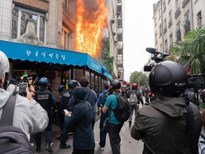 Blocages du 10 septembre : la façade d'un restaurant prend feu à Paris, les forces de l'ordre auraient provoqué l'incendie accidentellement