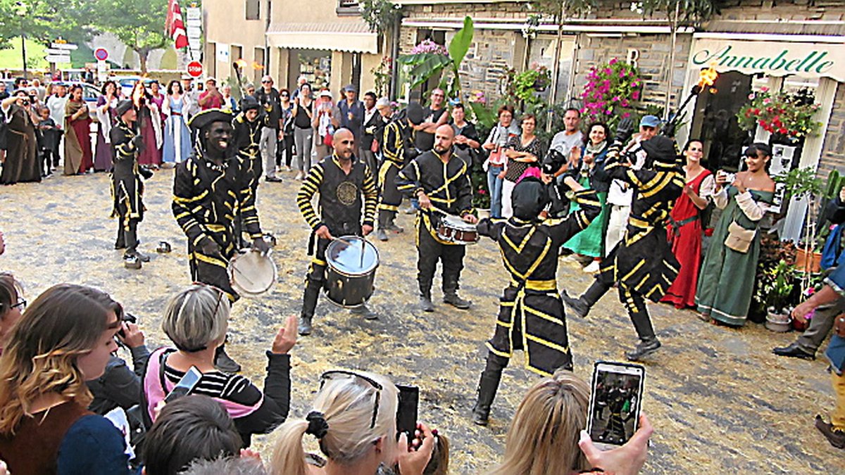 Costumes d'époque, village médiéval, concerts, banquets : l'un des plus ...