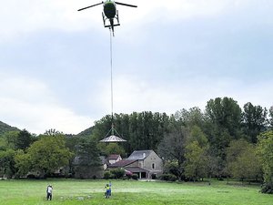 L'image du jour : un hélicoptère dépose la toiture d'une maison en Aveyron et fait le spectacle