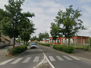 Après avoir ramené un malade, le véhicule des pompiers freine devant un homme poignardé allongé sur la chaussée