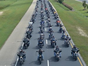 Guerre au Proche-Orient : des bikers américains adorateurs des Croisades assurent la sécurité de l'aide alimentaire installée à Gaza par Israël et Washington