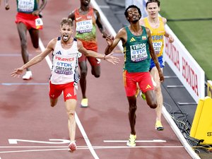 VIDÉO. Mondiaux d'athlétisme : la première médaille française est en or, revivez l'incroyable final de Jimmy Gressier sur 10 000 m !