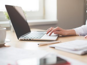 L'entreprise envoie un mail de refus à 340 postulants : les adresses n'étant pas masquées, les candidats vont se retrouver... dans un bar !