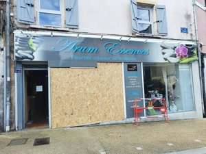 Une voiture déclarée volée défonce la vitrine d'un commerce un soir de fête foraine dans cette commune de l'Aveyron