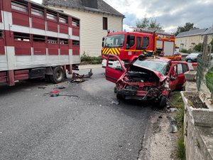 Une automobiliste blessée dans une collision avec un camion bétaillère en Aveyron