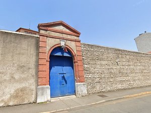 Un couple interpellé en pleine nuit devant les portes d'une prison : il avait une cargaison assez spéciale à livrer aux détenus...