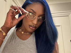 "Ici c'est Paris, pas le marché de Bamako" : 10 des 13 militants identitaires qui avaient injurié Aya Nakamura condamnés à des amendes entre 1 000 et 3 000 ¬