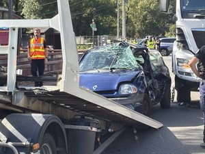 Pare-brise explosé, portière broyée : deux victimes sous le choc après une violente collision entre une voiture et un poids lourd en Aveyron
