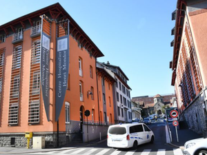 Il se fait expulser deux fois d'un hôpital, vole une voiture et la brûle, puis retourne sous bonne garde dans le même hôpital