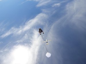 Il saute en stage depuis un avion à 1 200 mètres d'altitude, son parachute principal ne s'ouvre pas automatiquement, celui de secours s'ouvre trop tard