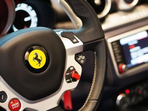VIDÉO. Il défie un chrono improbable au volant d'une Ferrari sur le pont... d'un porte-avions